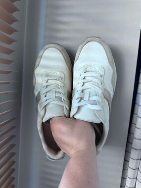 Time and Tru Women’s Chunky Jogger Sneakers Size 9.5 White Beige Sneakers